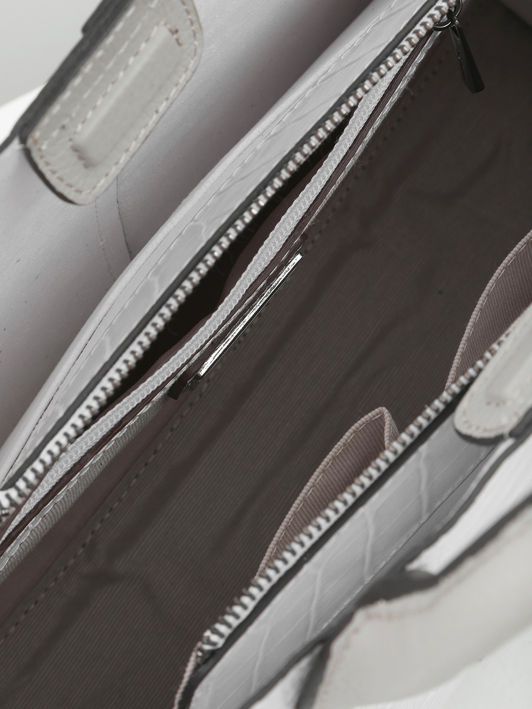 Сумка-тоут с именной гравировкой Vanessa Scani из кожи под крокодила светло-серого цвета