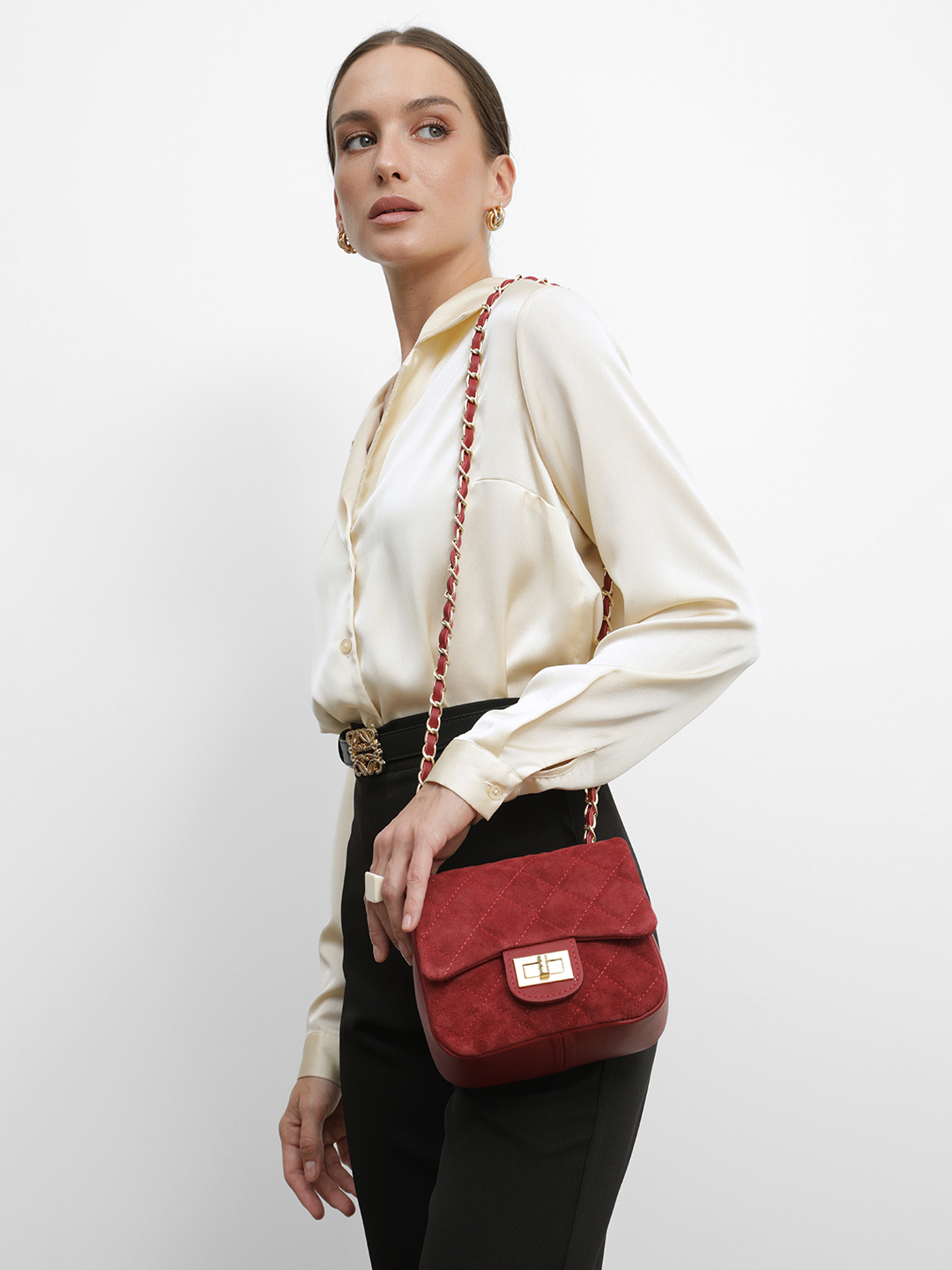 Небольшая кросс-боди с ремнём цепочкой от BE NICE из натуральной замши и кожи красного цвета