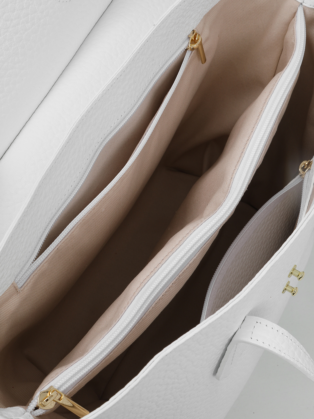 Белая сумка-трапеция AELITA с круглым брелоком и тиснёным логотипом KELLEN