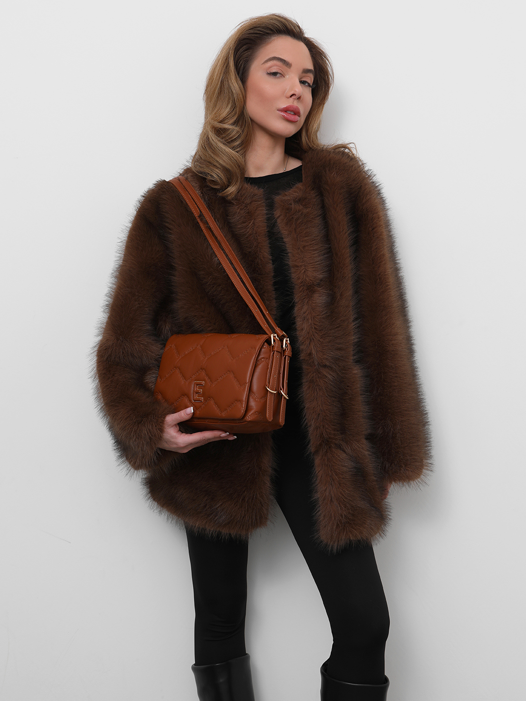 Стёганая кросс-боди на плечо с патчем с логотипом ERMANNO FIRENZE в оттенке загара tan