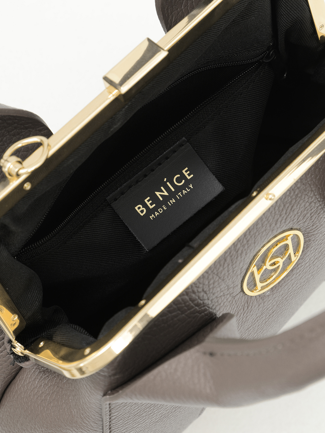 Сумка-саквояж ANITA с двумя широкими ручками и круглой фурнитурой Be Nice в цвете тауп