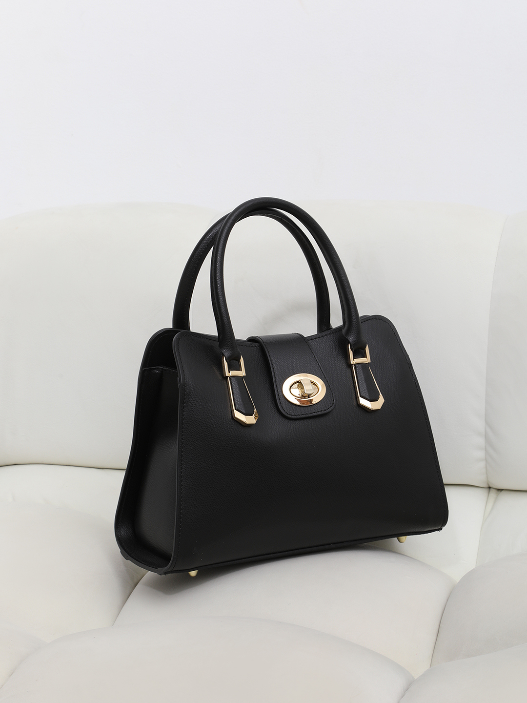 Сумка-тоут с поворотной золотистой фурнитурой от FOLLE в чёрном цвете