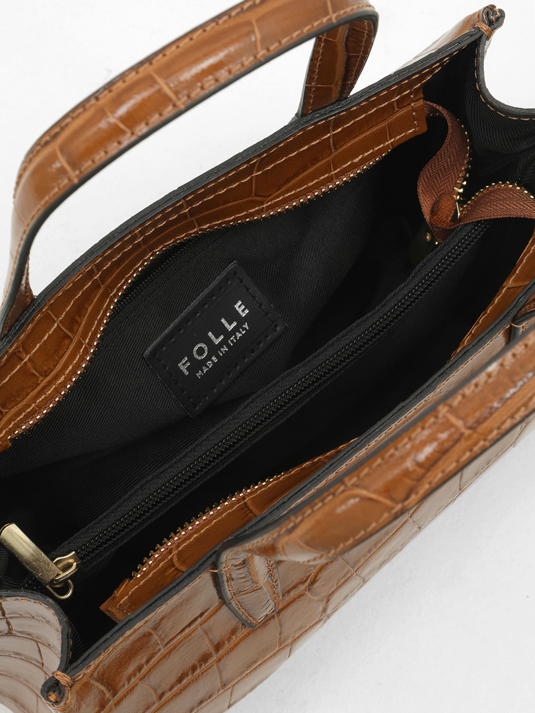 Небольшая сумка тоут через плечо от итальянского бренда FOLLE из кожи с выделкой под крокодила рыжего оттенка