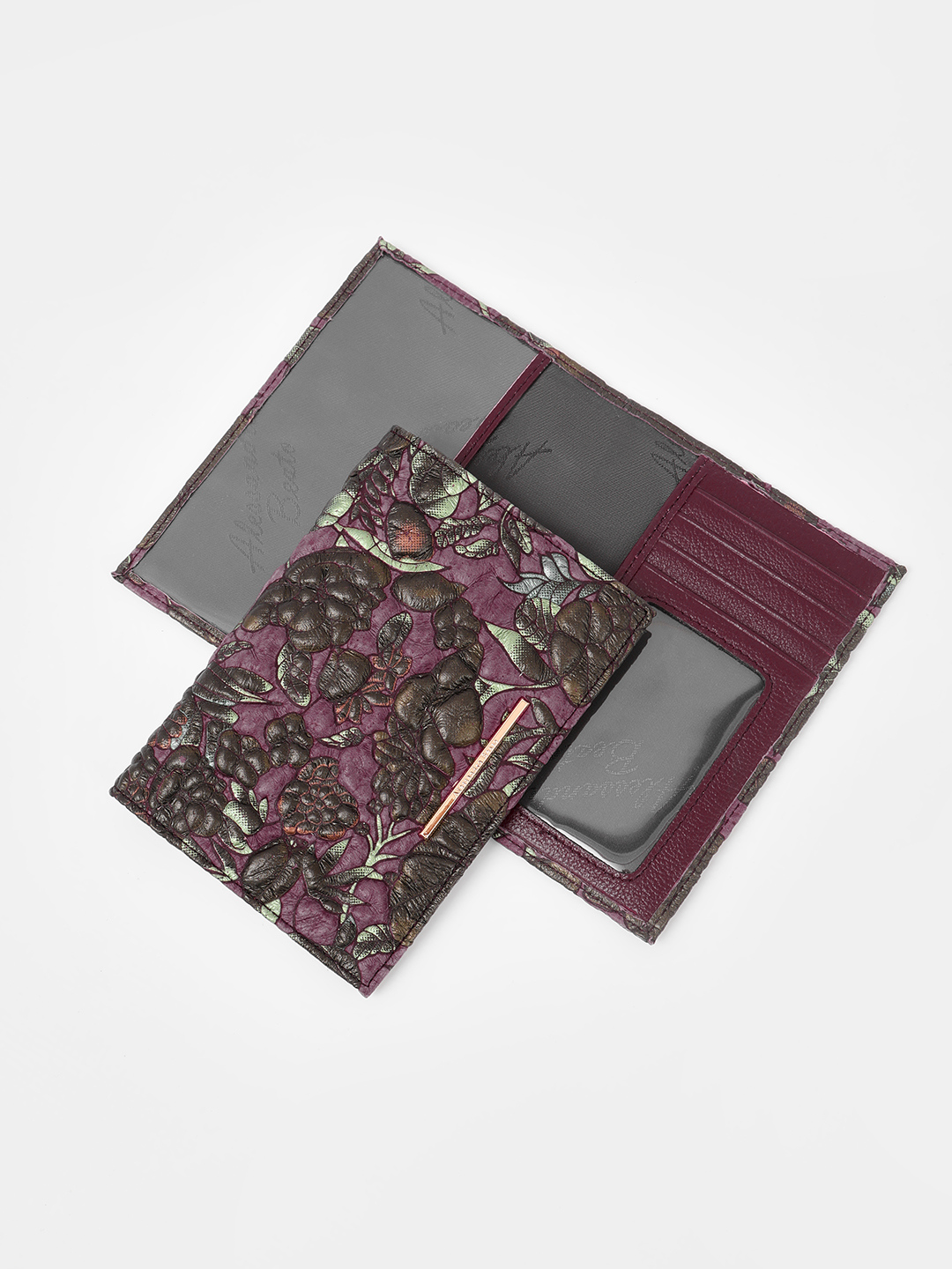 Обложка от Alessandro Beato из кожи букле бордового цвета с цветочным тиснением и принтом