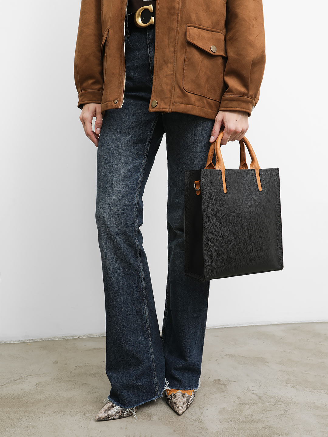 Прямоугольный тоут чёрного цвета с рыжими ручками от FOLLE