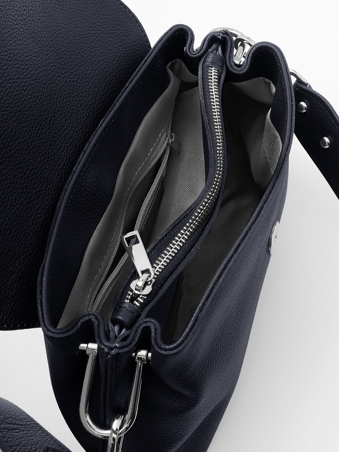 Сумка кросс-боди с фурнитурой в виде пряжки ремня от FOLLE в тёмно-синем цвете