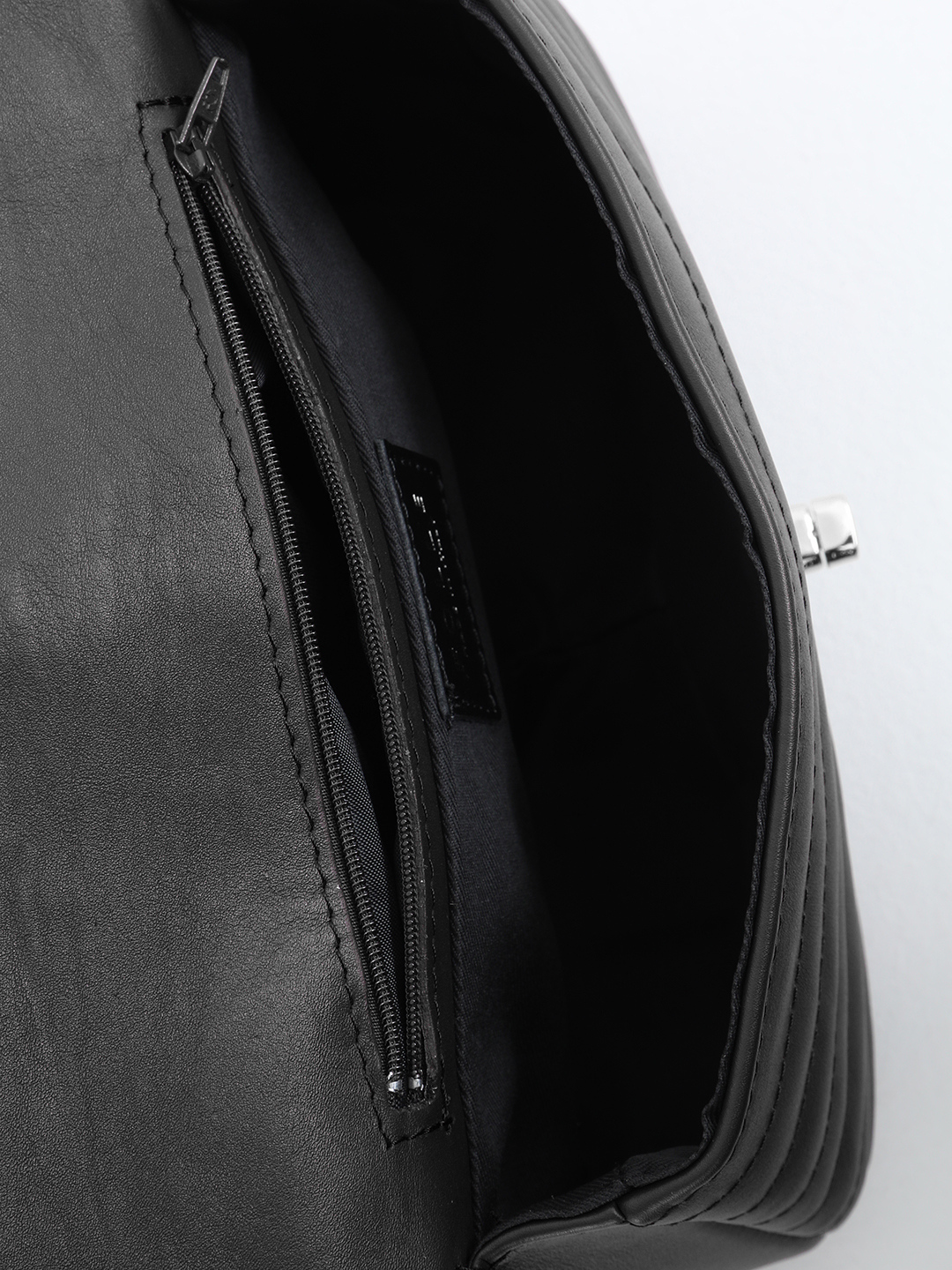 Сумка кросс-боди со стёжкой и фурнитурой в виде сердца от Folle в чёрном цвете