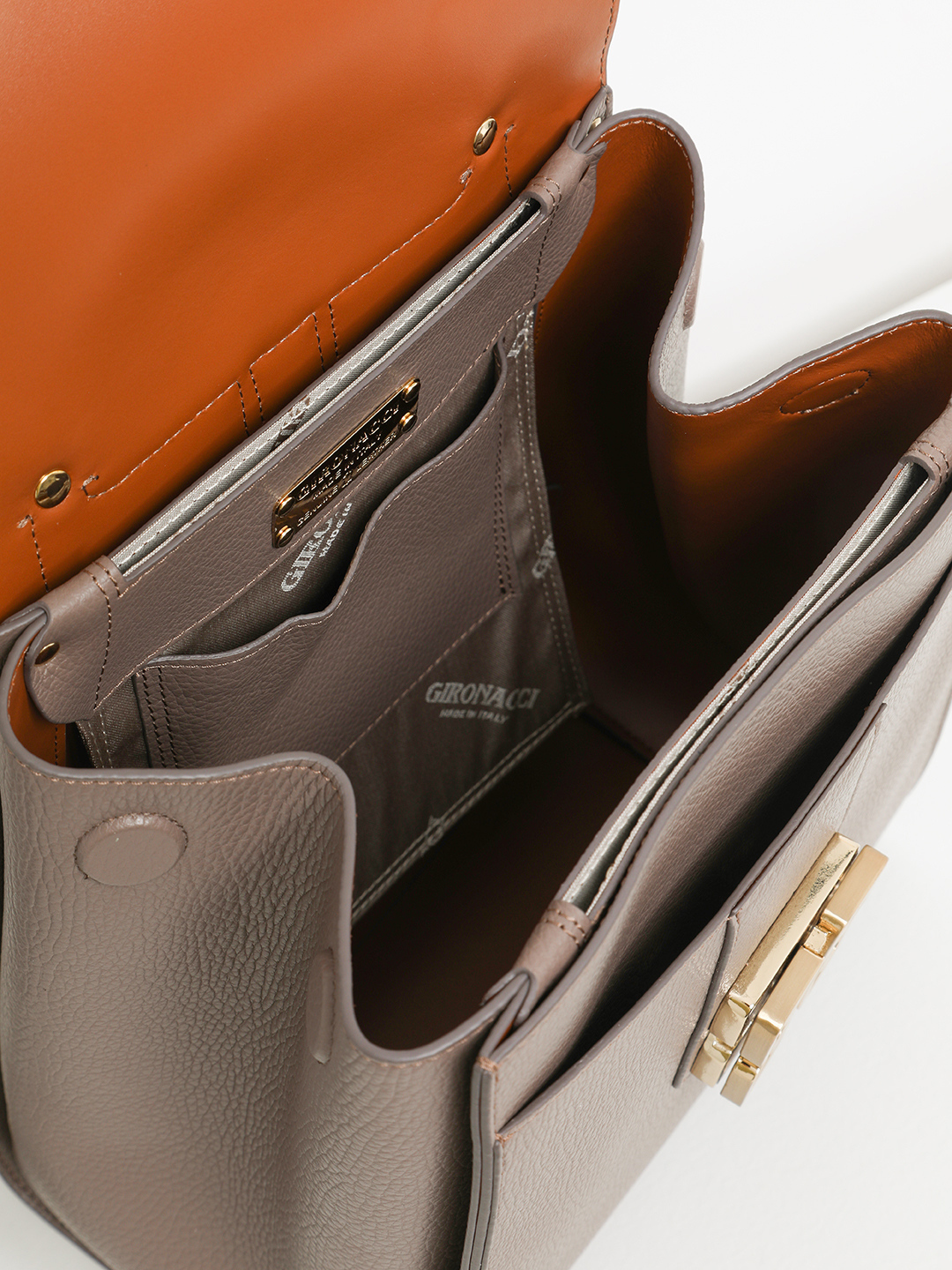 Рюкзак с контрастным подкладом и зеркальными буквами "G" от Gironacci цвета тауп