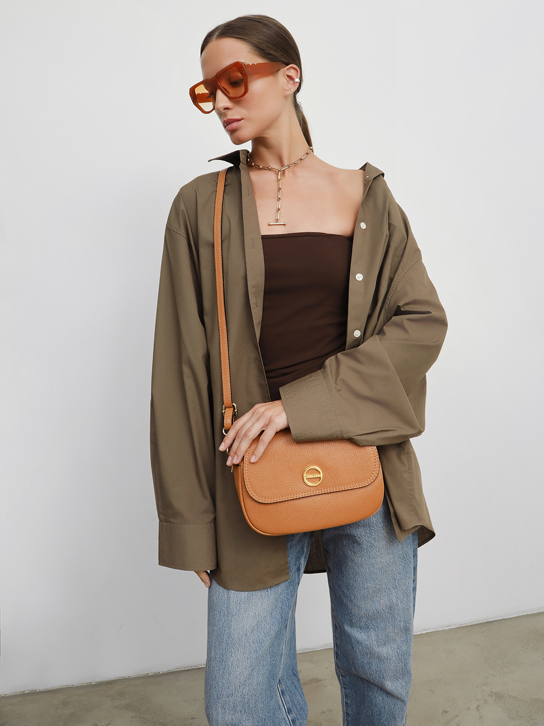 Кросс-боди c клапаном с фирменной круглой фурнитурой от FOLLE в рыжем цвете