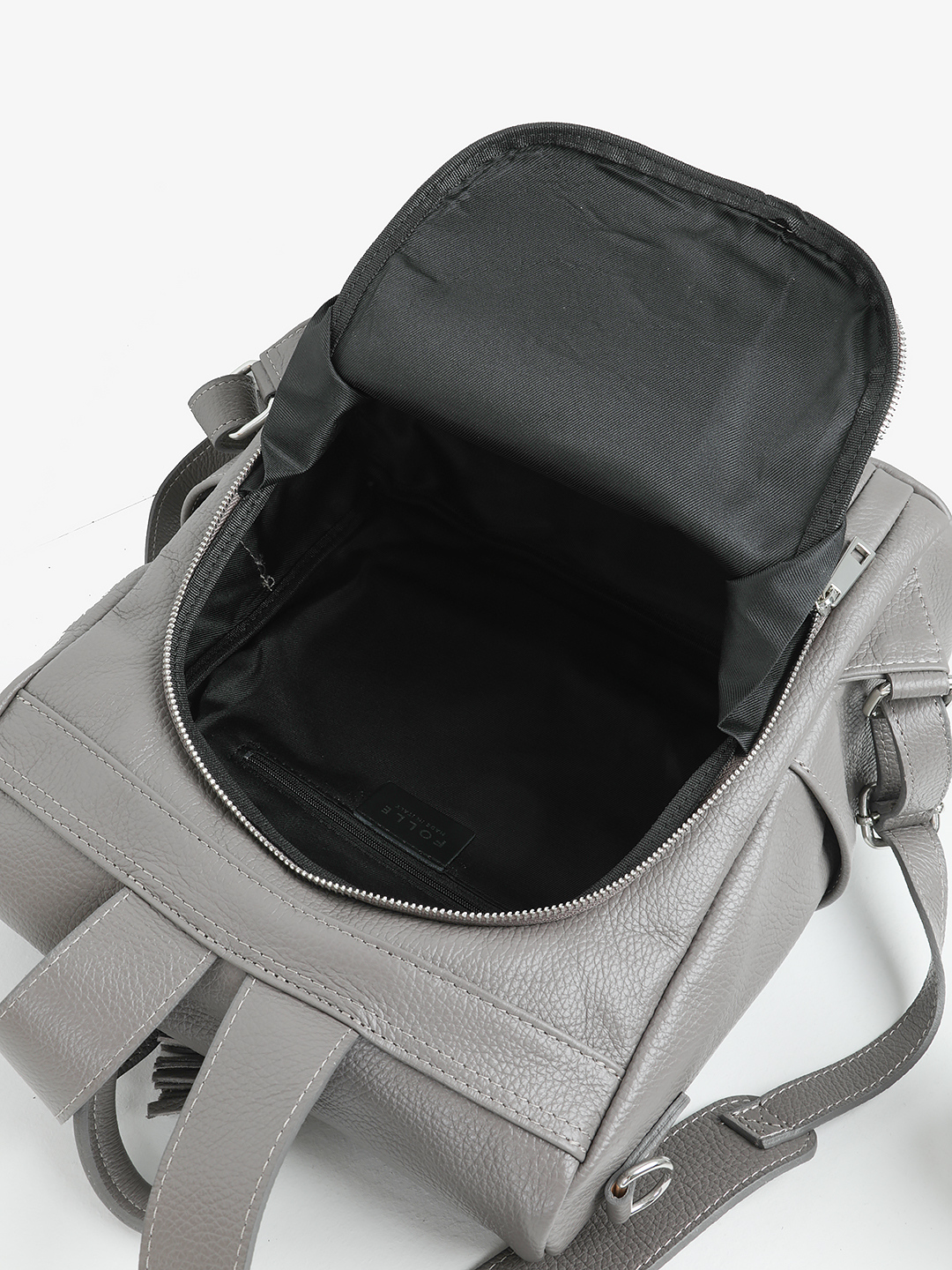 Объёмный рюкзак с кисточкой и двумя боковыми карманами в сером цвете fumo от FOLLE