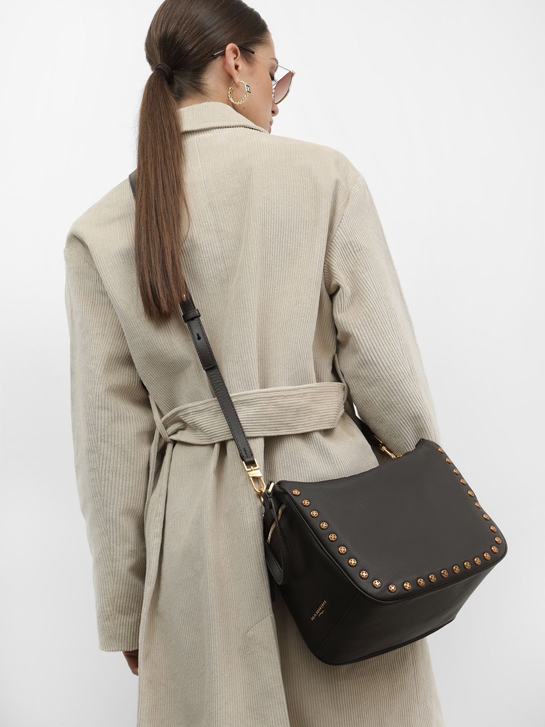 Сумка через плечо с двумя ручками и клепками в коричневом цвете