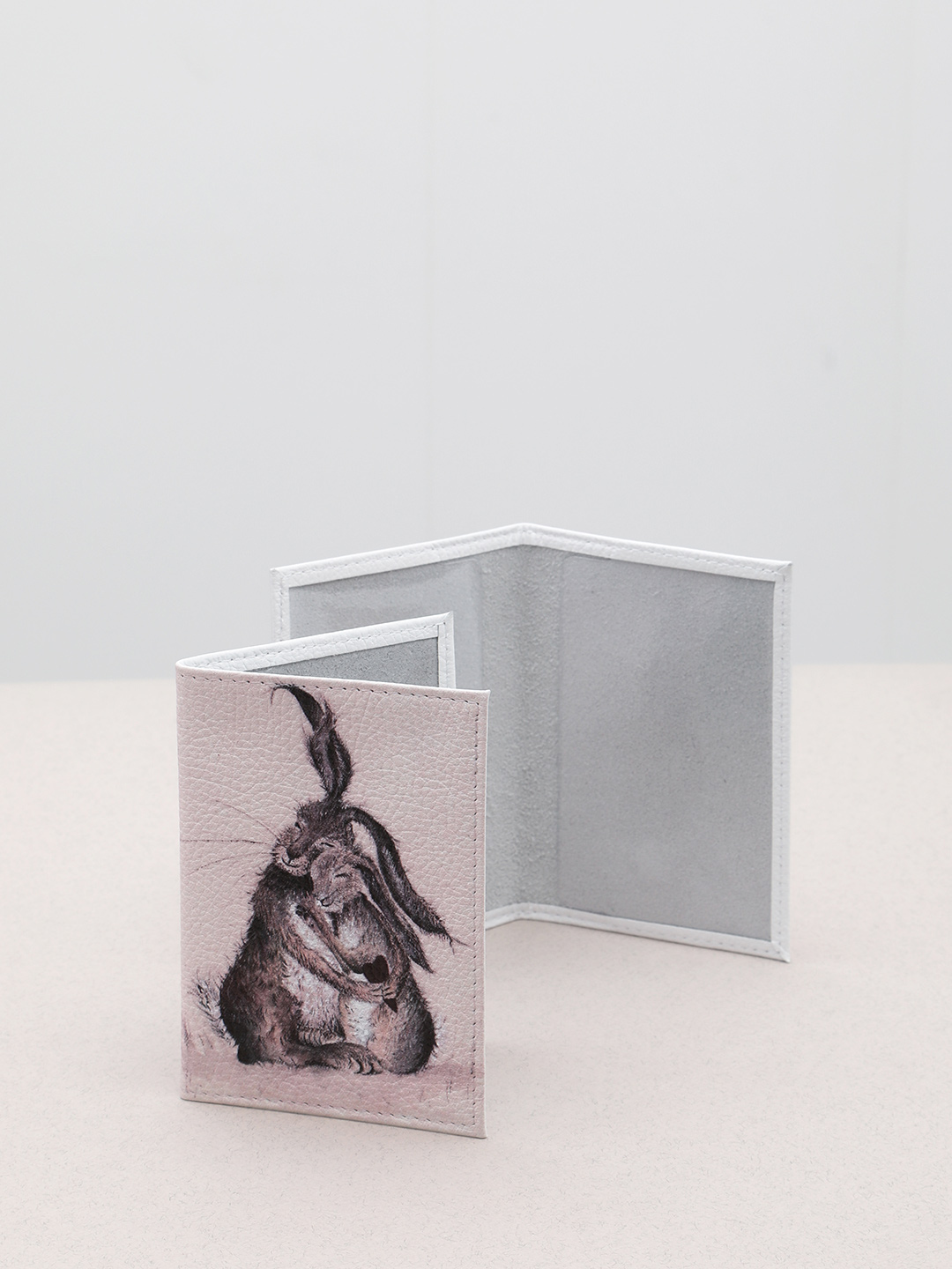 Обложка для паспорта от Alessandro Beato влюблённые зайцы