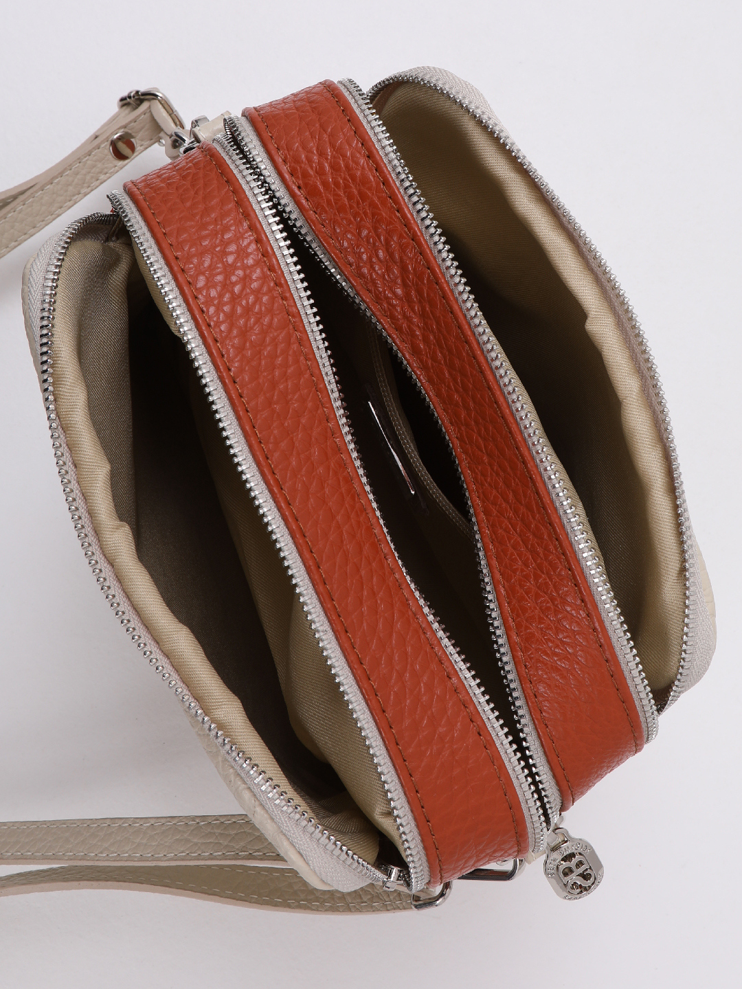 Кросс-боди с тремя отделениями и рельефной монограммой Sara Burglar в сочетании бежевого и рыжего оттенков