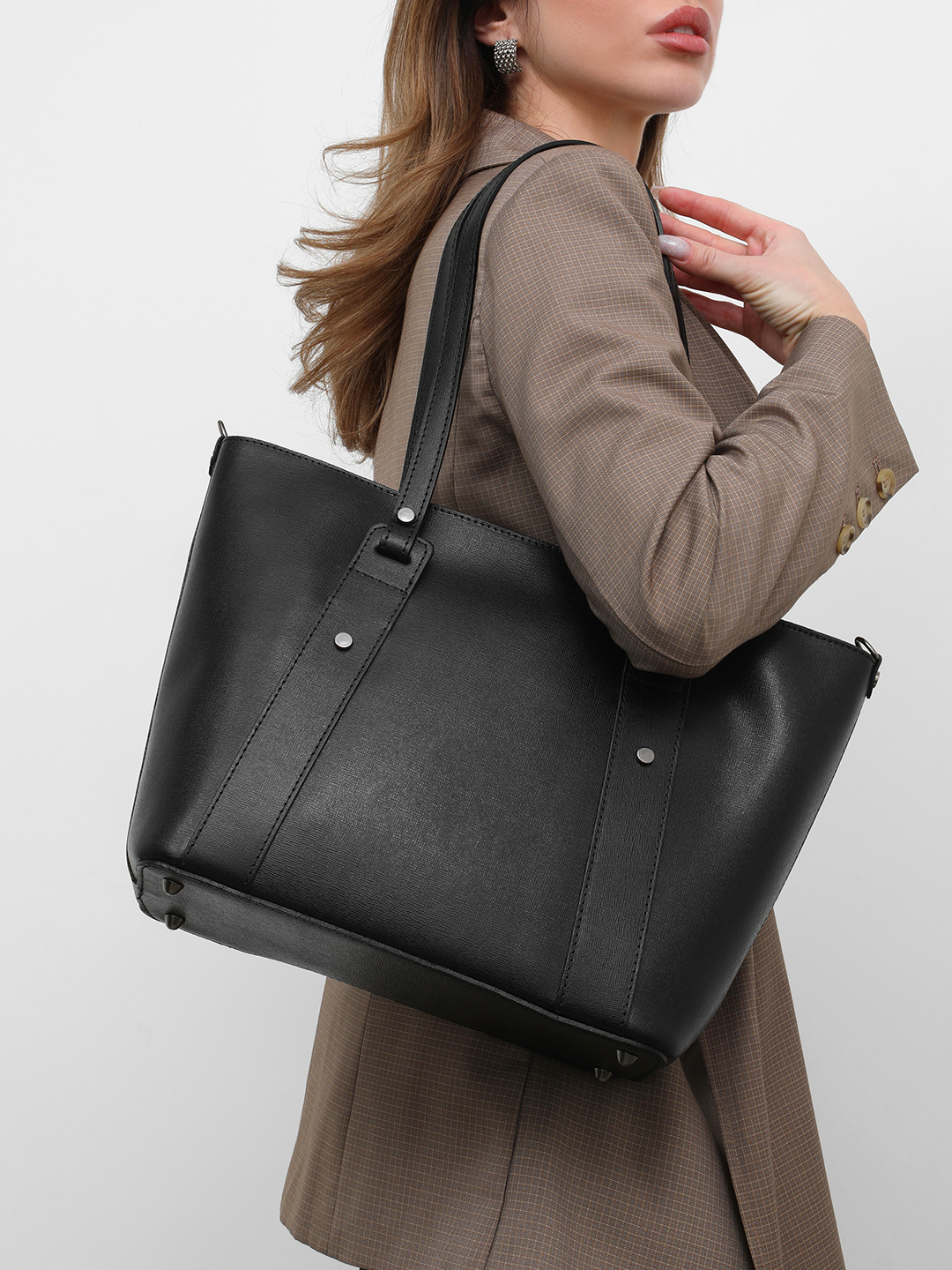 Чёрная сумка-трапеция IZZI с длинным плечевым ремнём от BE NICE