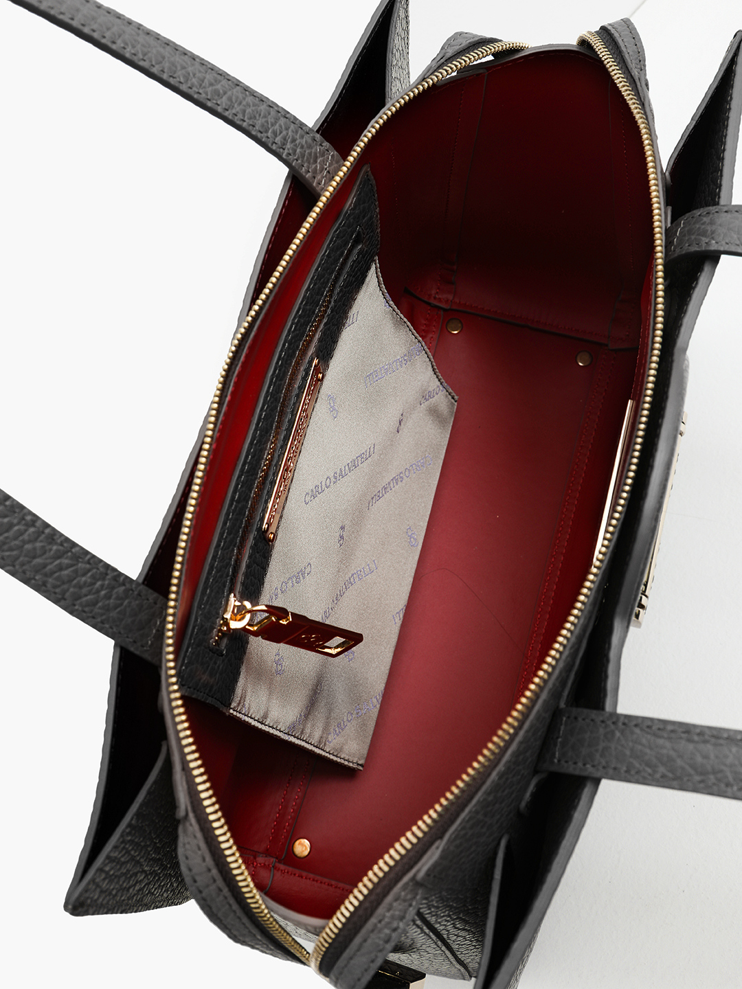 Классическая сумка с круглой кожаной пряжкой от Carlo Salvatelli в чёрном цвете