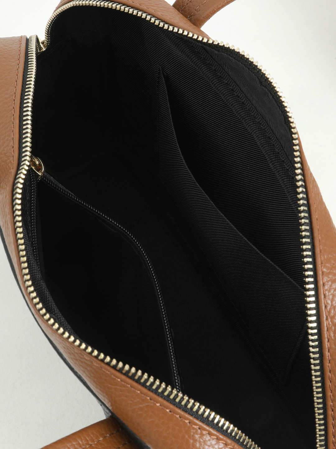 Рыжая сумка в размере М с золотистой фурнитурой от FOLLE