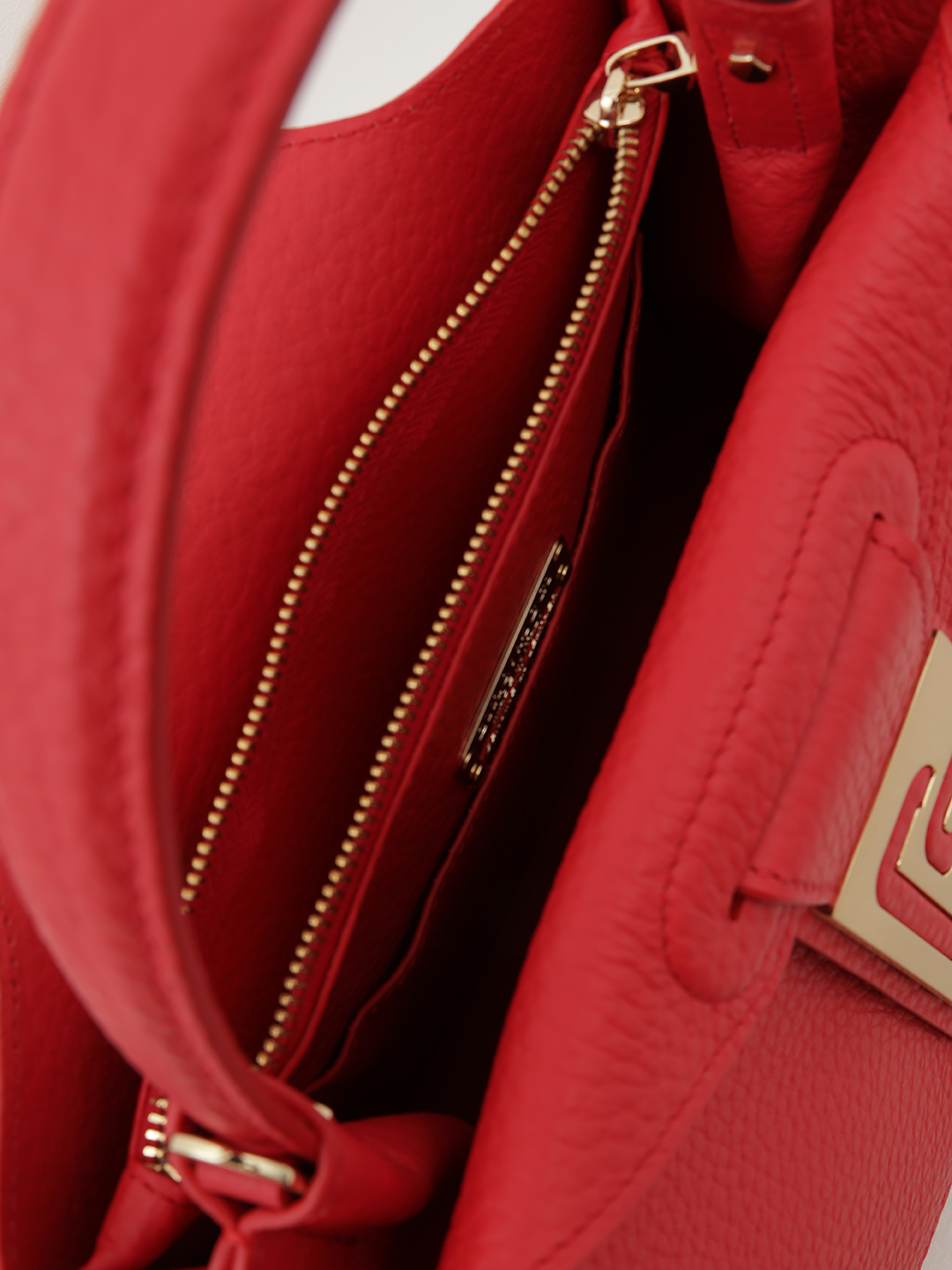 Однорукий тoут с металлической пряжкой с монограммой Gironacci красного цвета rosso