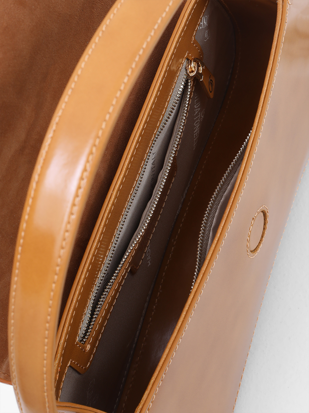 Сумка-багет с изогнутым дном и золотистой фурнитурой от Gilda Tonelli горчичного оттенка