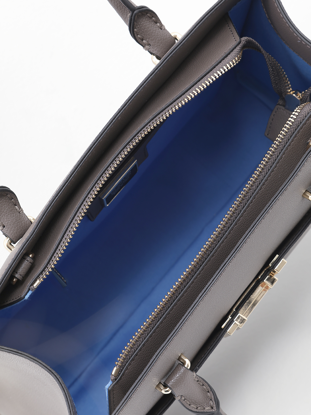 Тоут из натуральной кожи цвета тауп с брендированной фурнитурой от CROMIA