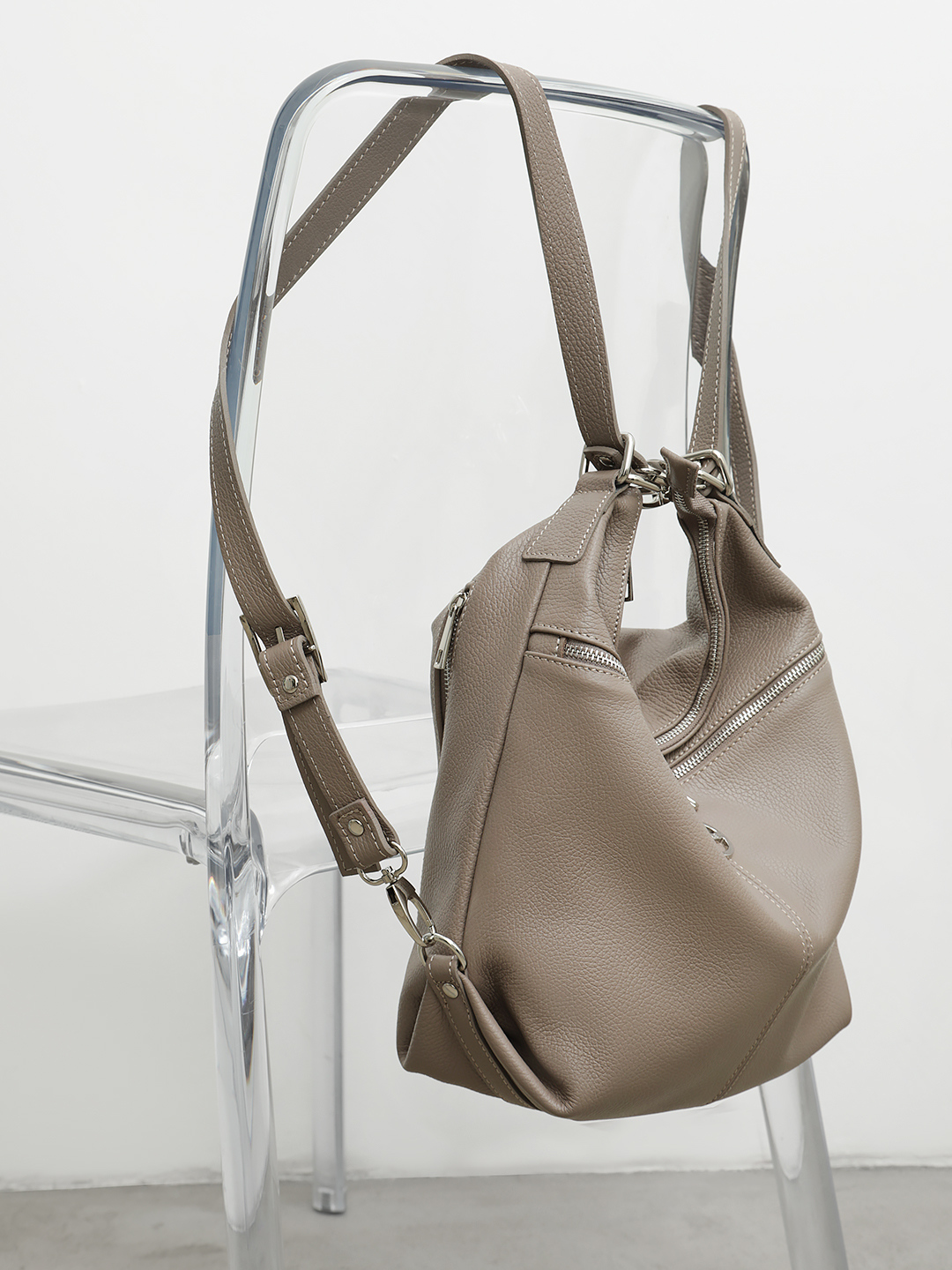 Сумка-рюкзак в цвете тауп с двумя передними карманами на молнии от FOLLE