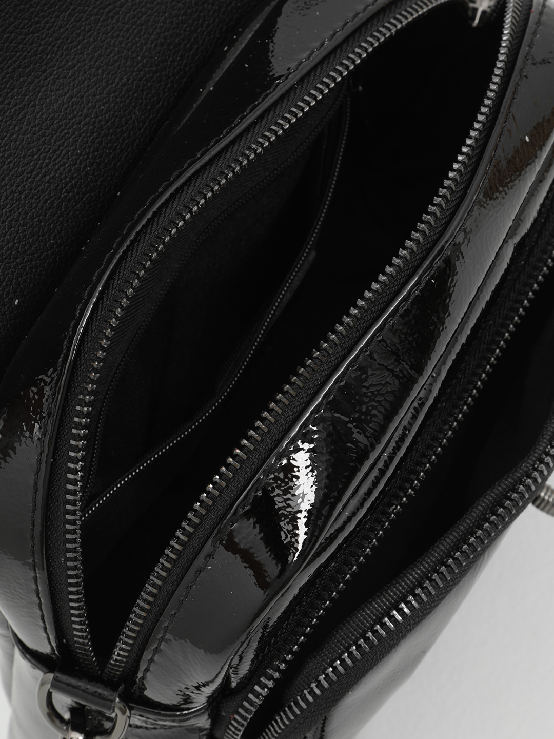 Кросс-боди "VIOLETTA" с пряжкой в виде пчелы от FOLLE из лаковой кожи чёрного цвета