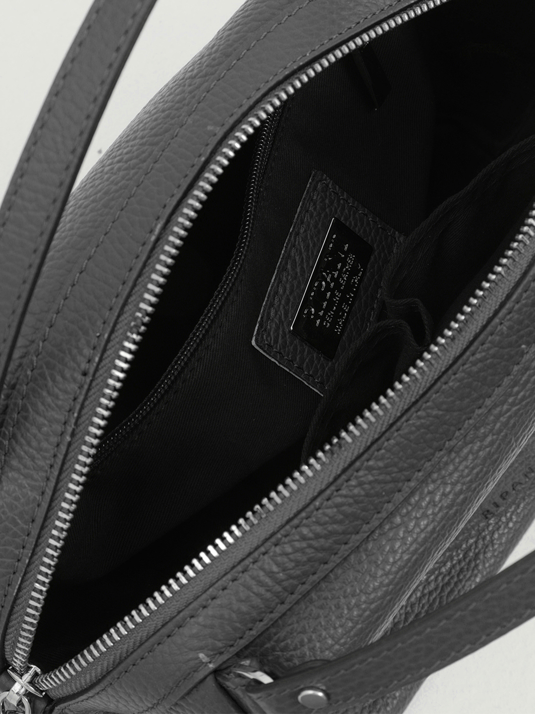 Чёрная сумка с двумя длинными пуллерами от RIPANI