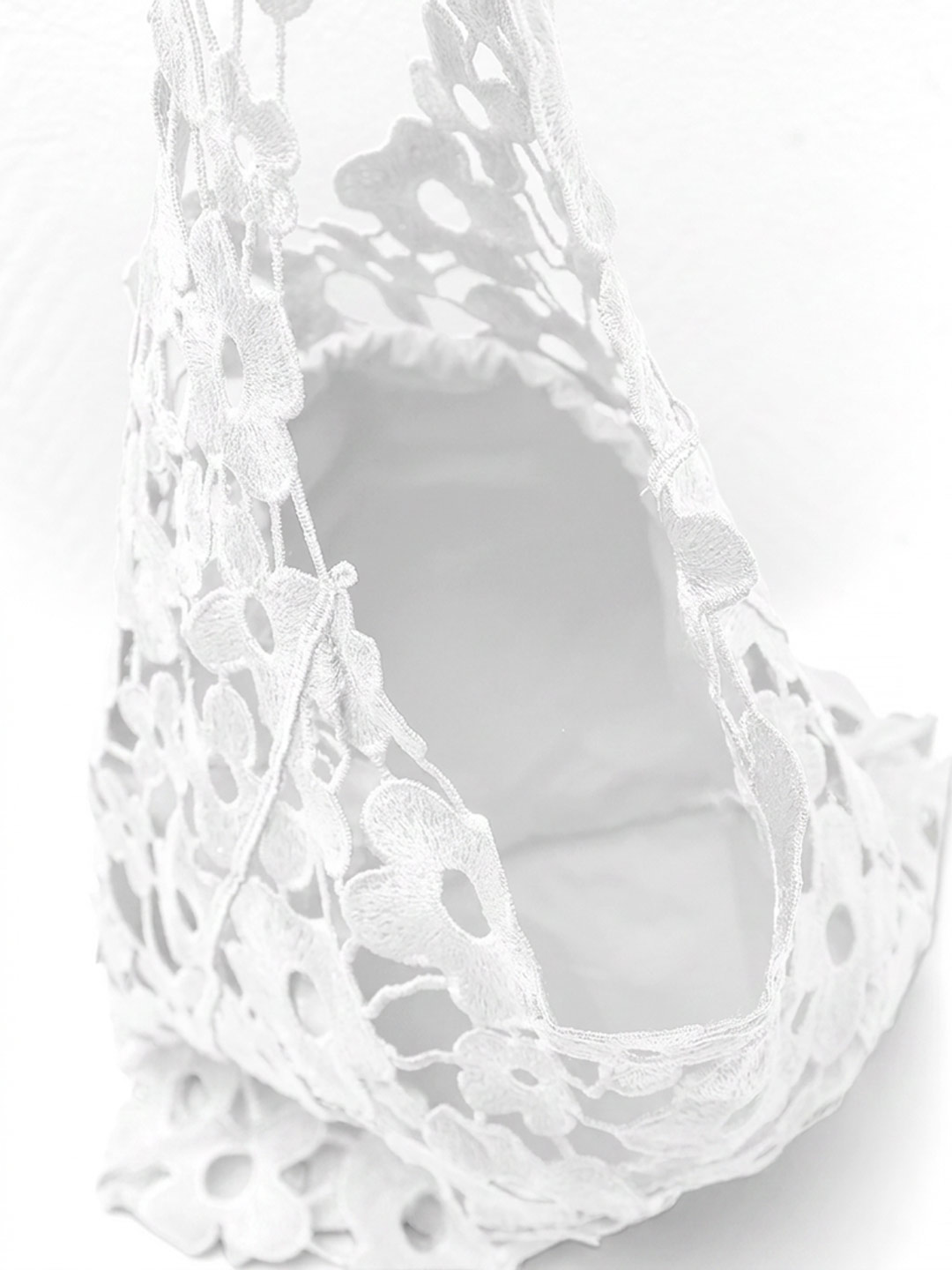 Небольшая вязаная кружевная сумка-мешок с тканевым вкладышем от Ivory из белого текстиля