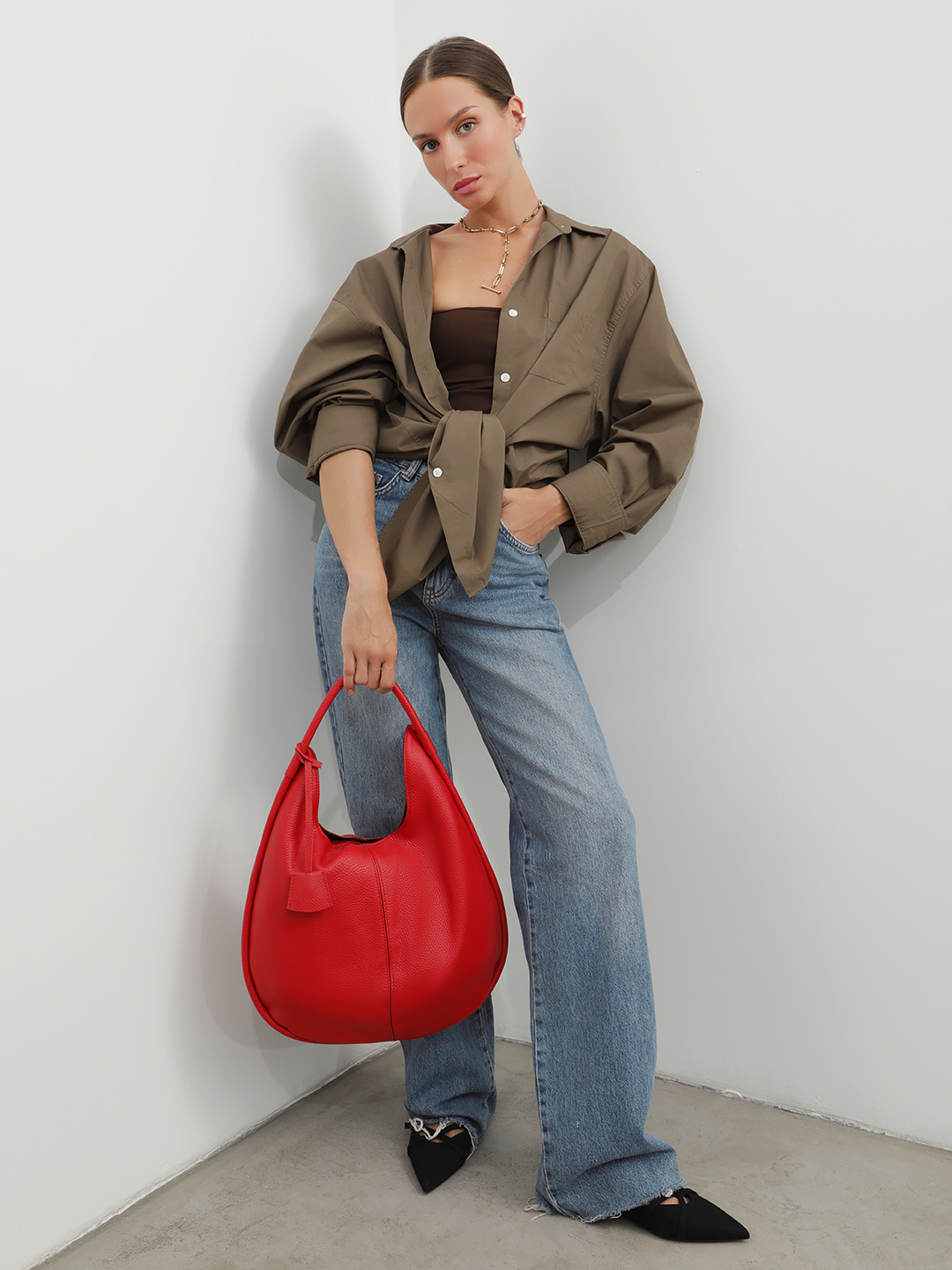 Сумка-мешок на плечо с серебристой фурнитурой от RIPANI в красном цвете