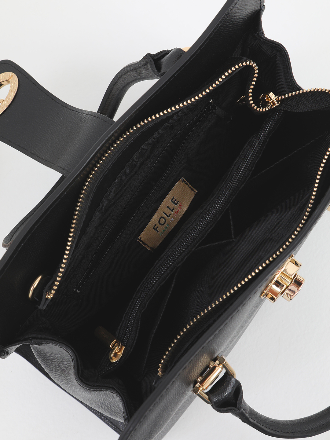 Сумка-тоут с поворотной золотистой фурнитурой от FOLLE в чёрном цвете