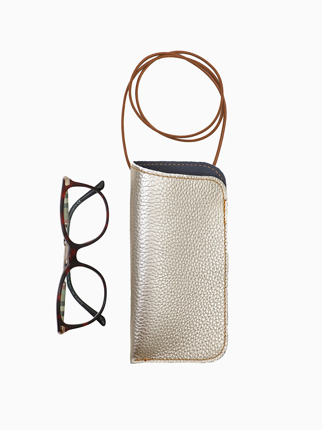 Очечник-чехол на шею от FOLLE из натуральной ламинированной кожи платинового цвета