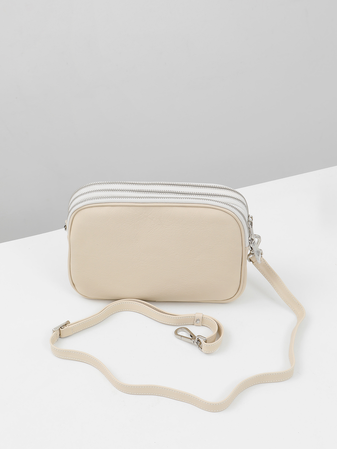 Кросс-боди на плечо с широким плетением от Renato Angi в бежевом оттенке