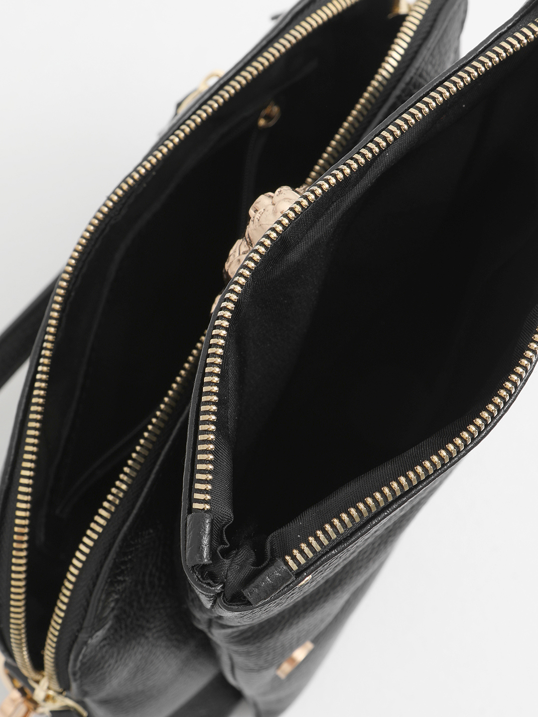 Чёрная сумка через плечо с фурнитурой в виде головы льва на внешнем кармане от FOLLE