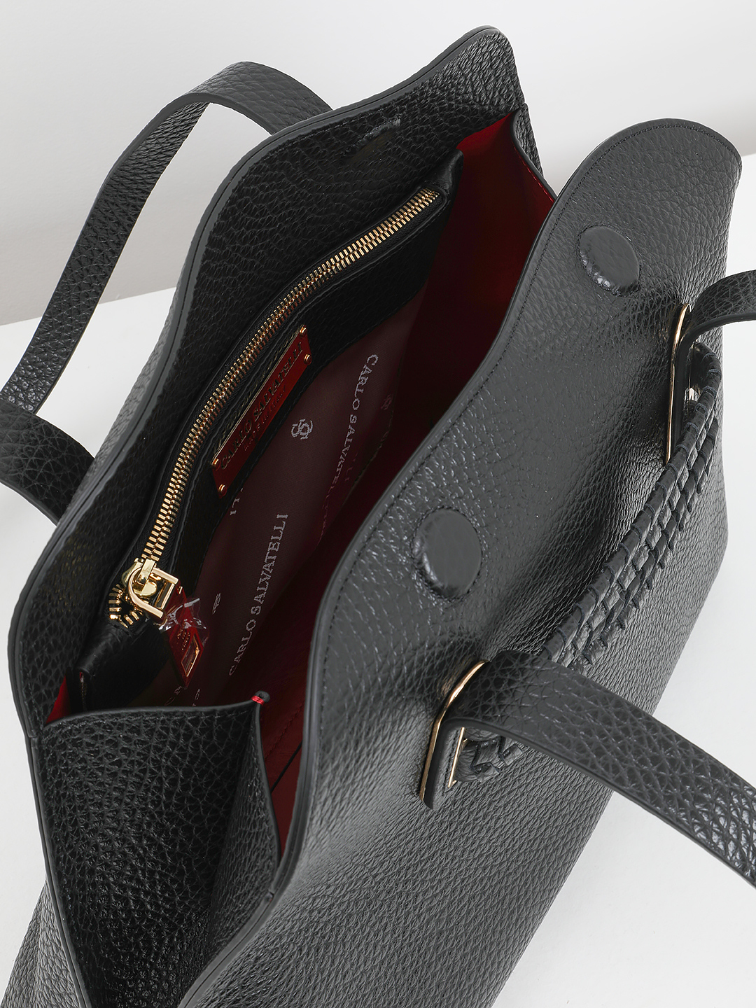 Классическая сумка с контрастным ярким подкладом от Carlo Salvatelli чёрного цвета