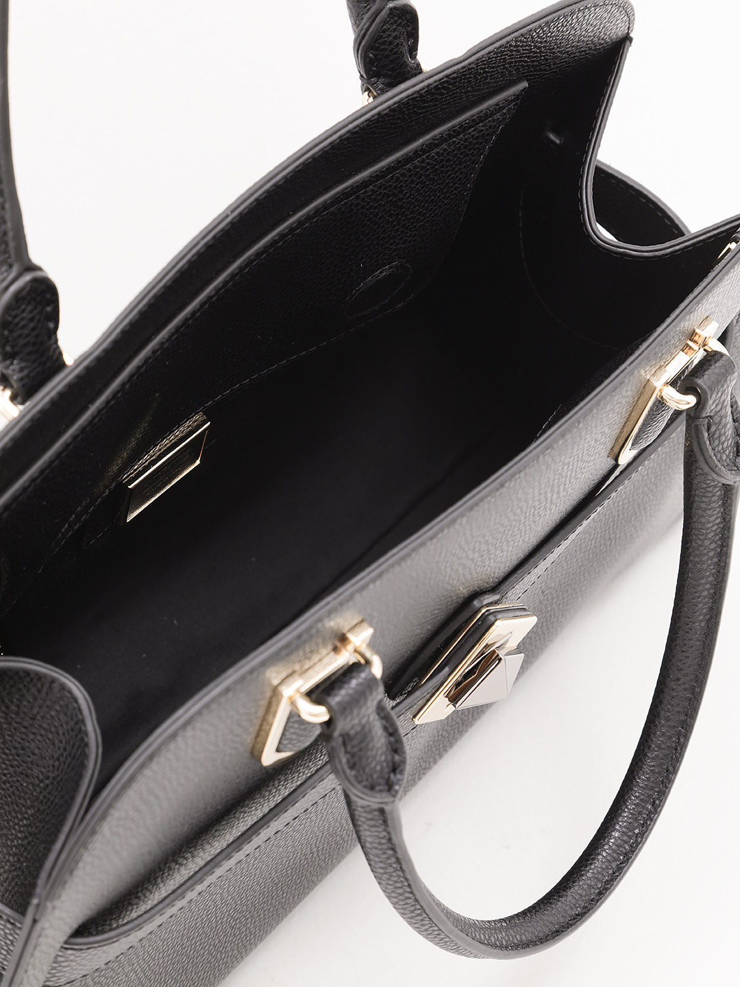 Тоут от Cromia в натуральной коже черного цвета с золотой геометрической фурнитурой