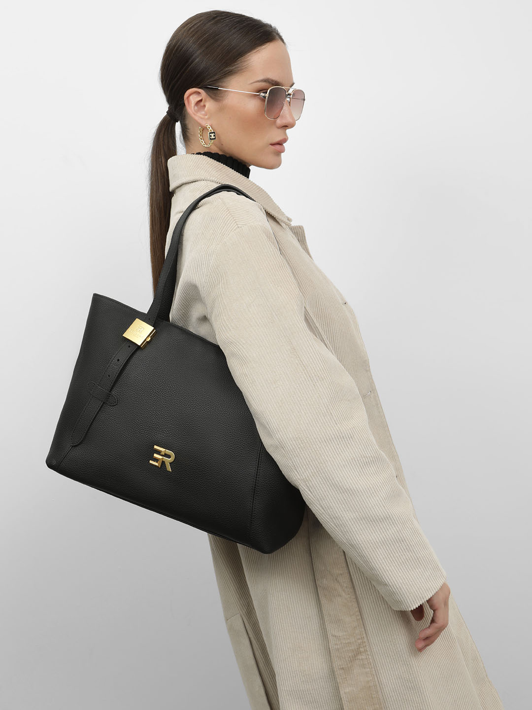 Классическая сумка от Ermanno Firenze из качественной натуральной кожи черного цвета