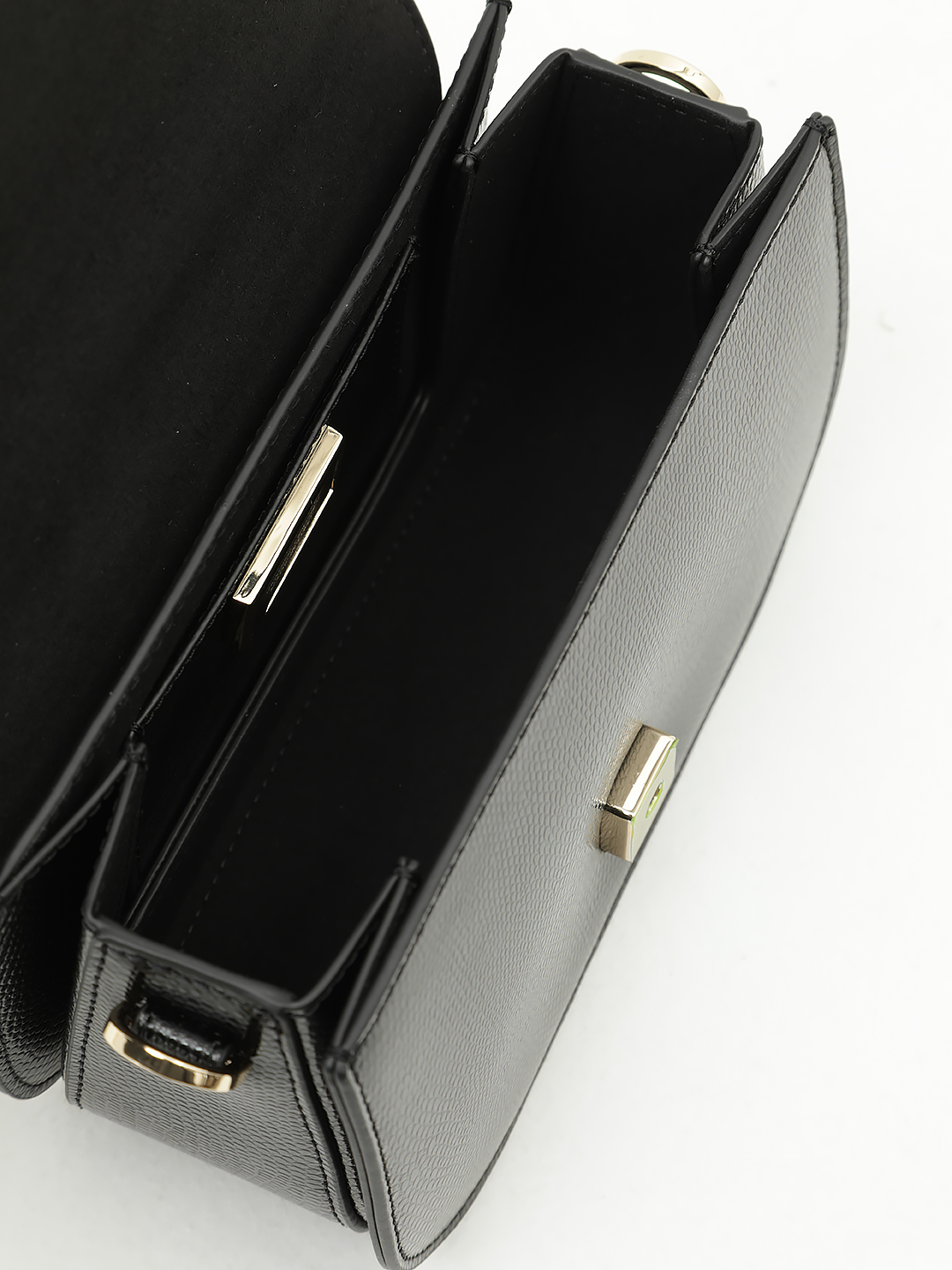 Кросс боди от Cromia в натуральной коже черного цвета с фирменной матовой металлической фурнитурой