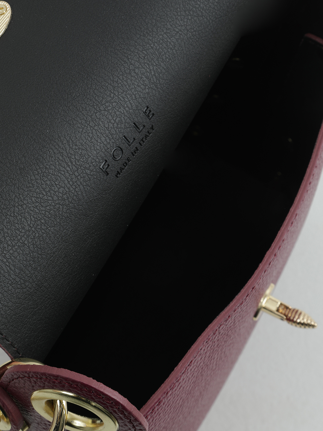 Сумка-сэтчел LUCY с фурнитурой-пчелой от FOLLE в бордовом оттенке