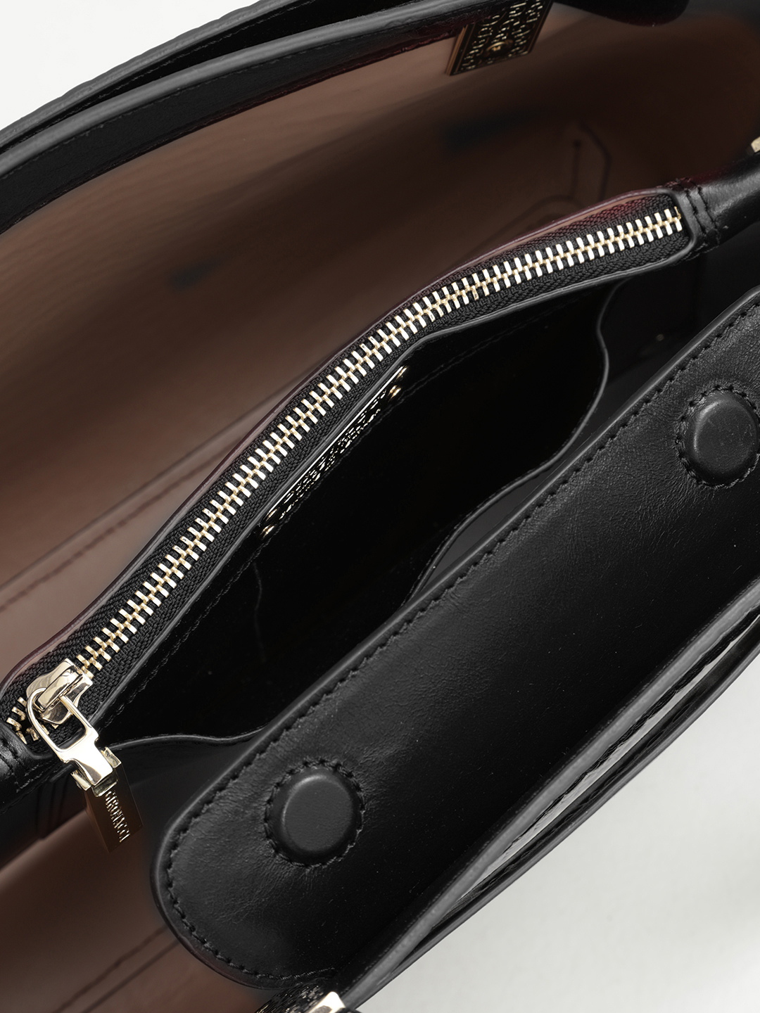 Сумка-тоут от Gironacci из натуральной кожи черного цвета с выделкой под крокодила