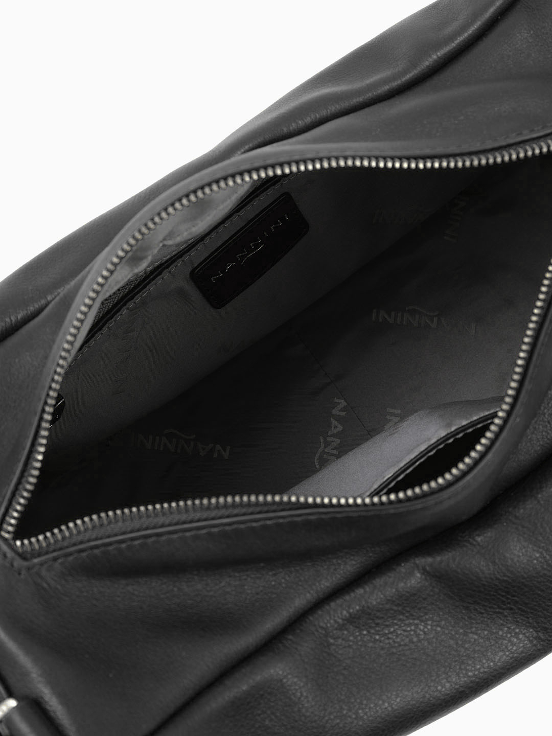 Сумка через плечо с двумя ручками и клепками в черном цвете