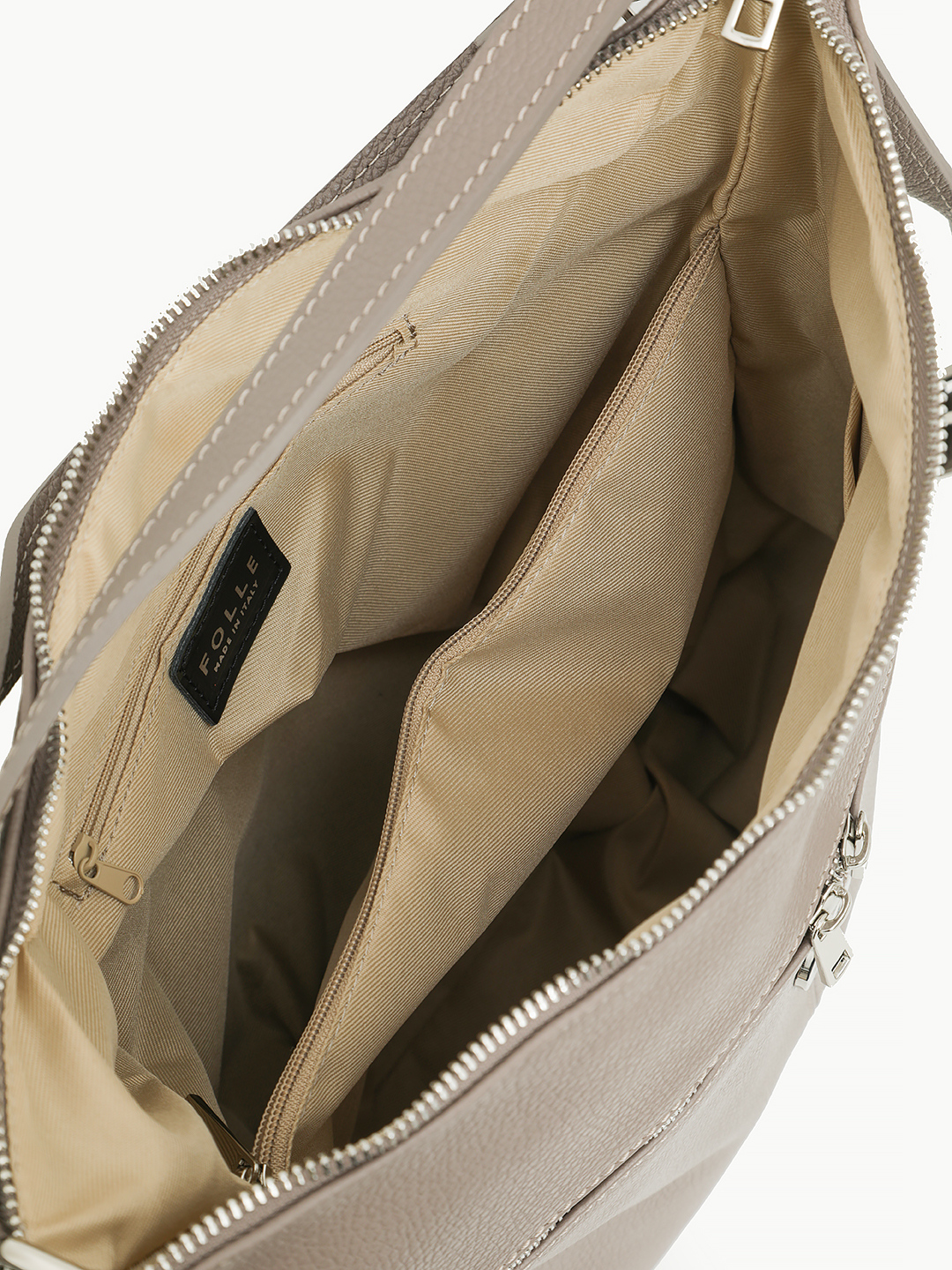 Сумка-рюкзак в цвете тауп с двумя передними карманами на молнии от FOLLE