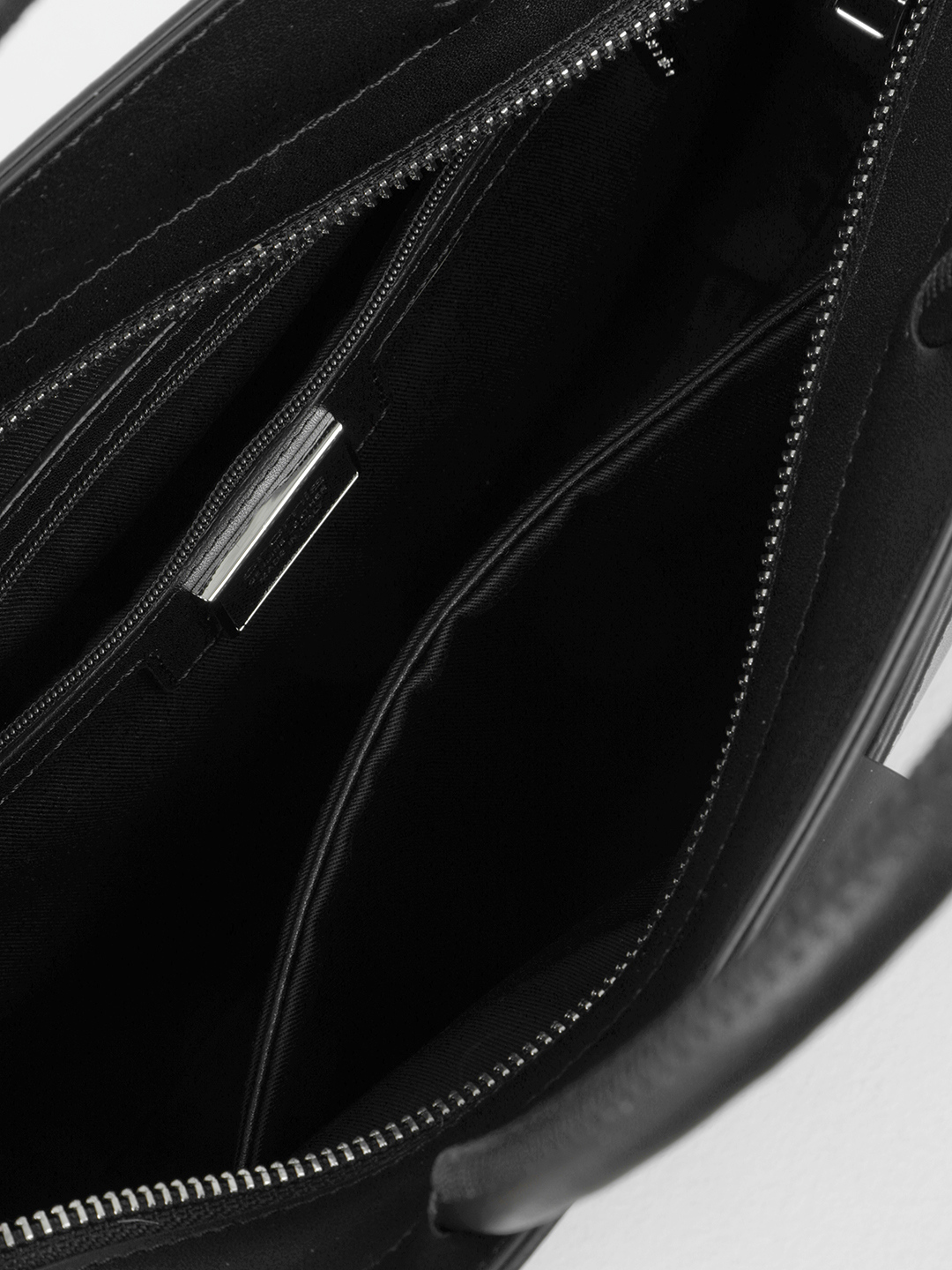 Тоут от бренда CROMIA в гладкой коже чёрного цвета