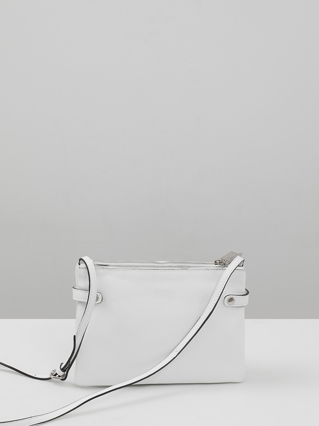 Кросс-боди с тремя отделениями и трендовым замком от Renato Angi в белом цвете