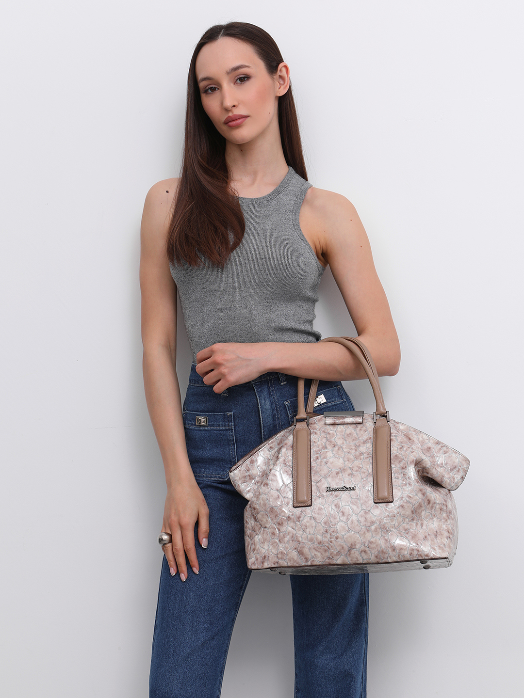 Сумка-тоут с кожаными складками и металлическими буквами Vanessa Scani мраморного оттенка