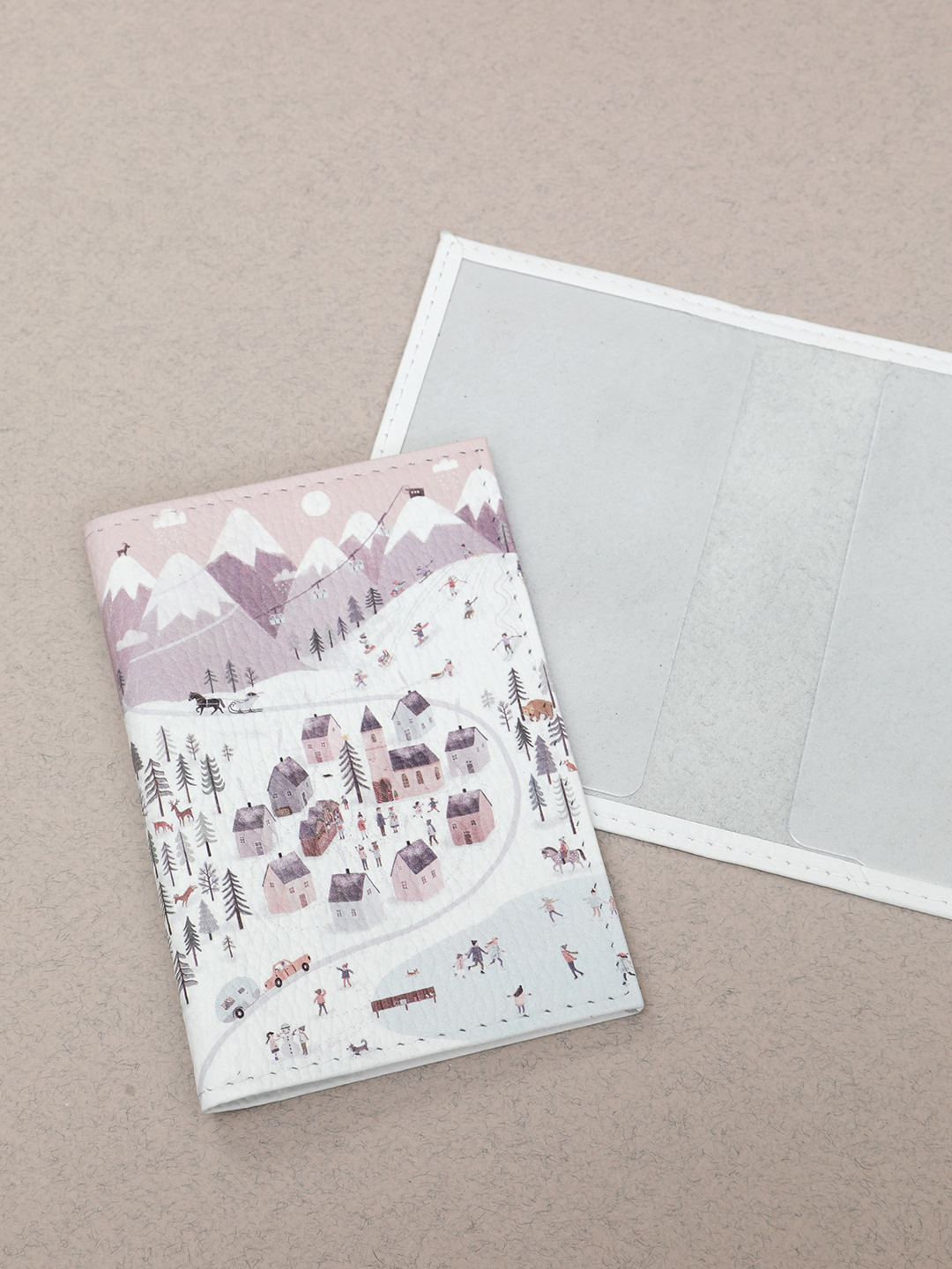 Обложка для паспорта от Alessandro Beato из натуральной кожи с принтом "Кантри-клаб в горах зимой"