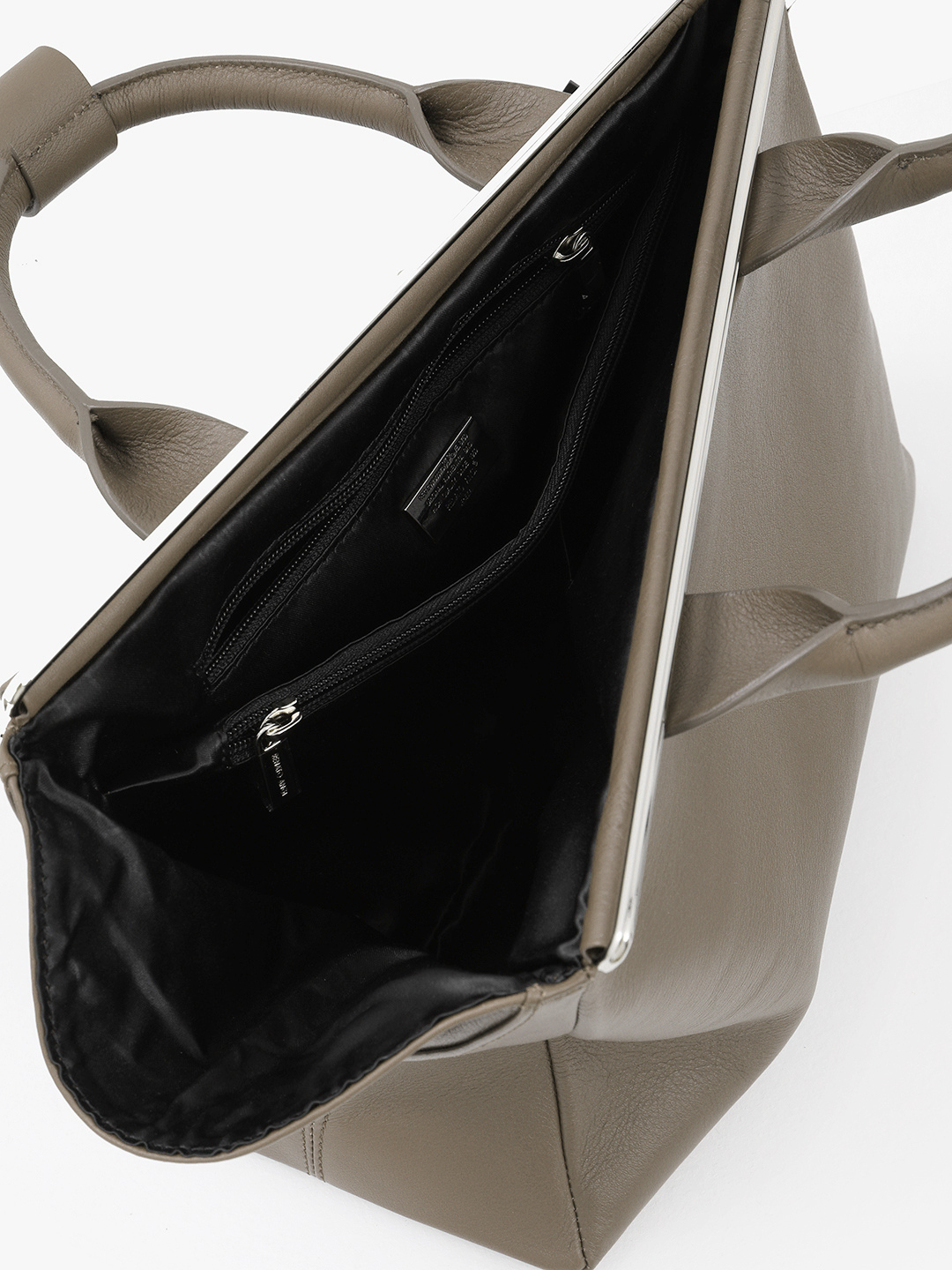 Сумка в размере М с серебристой металлической фурнитурой от Renato Angi в оттенке тауп