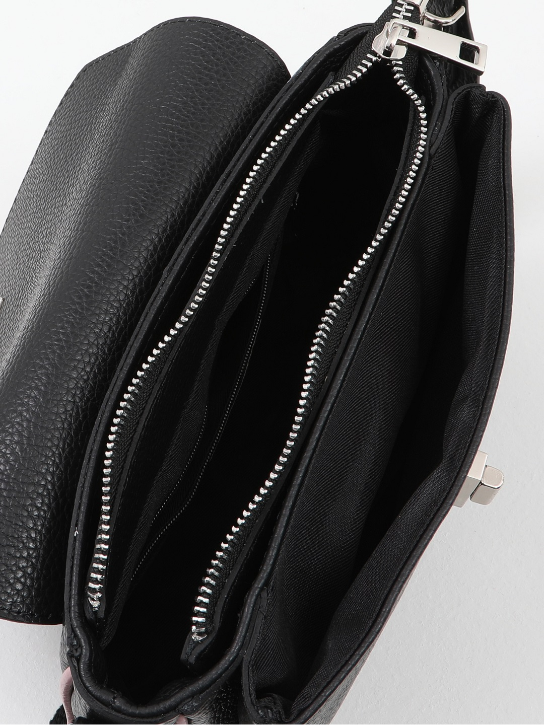 Сумка кросс-боди от итальянского бренда FOLLE из черной натуральной кожи