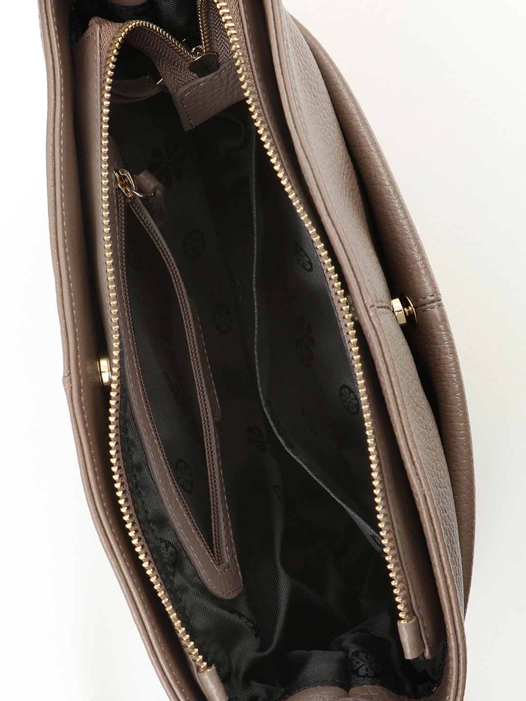 Полукруглая кросс-боди с металлическими буквами KELLEN в оттенке тауп