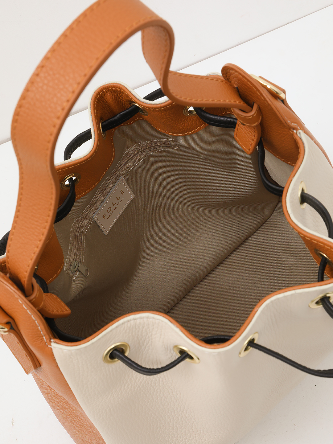 Сумка-кисет с металлическими люверсами от FOLLE в сочетании бежевого оттенка и оттенка мёда miele