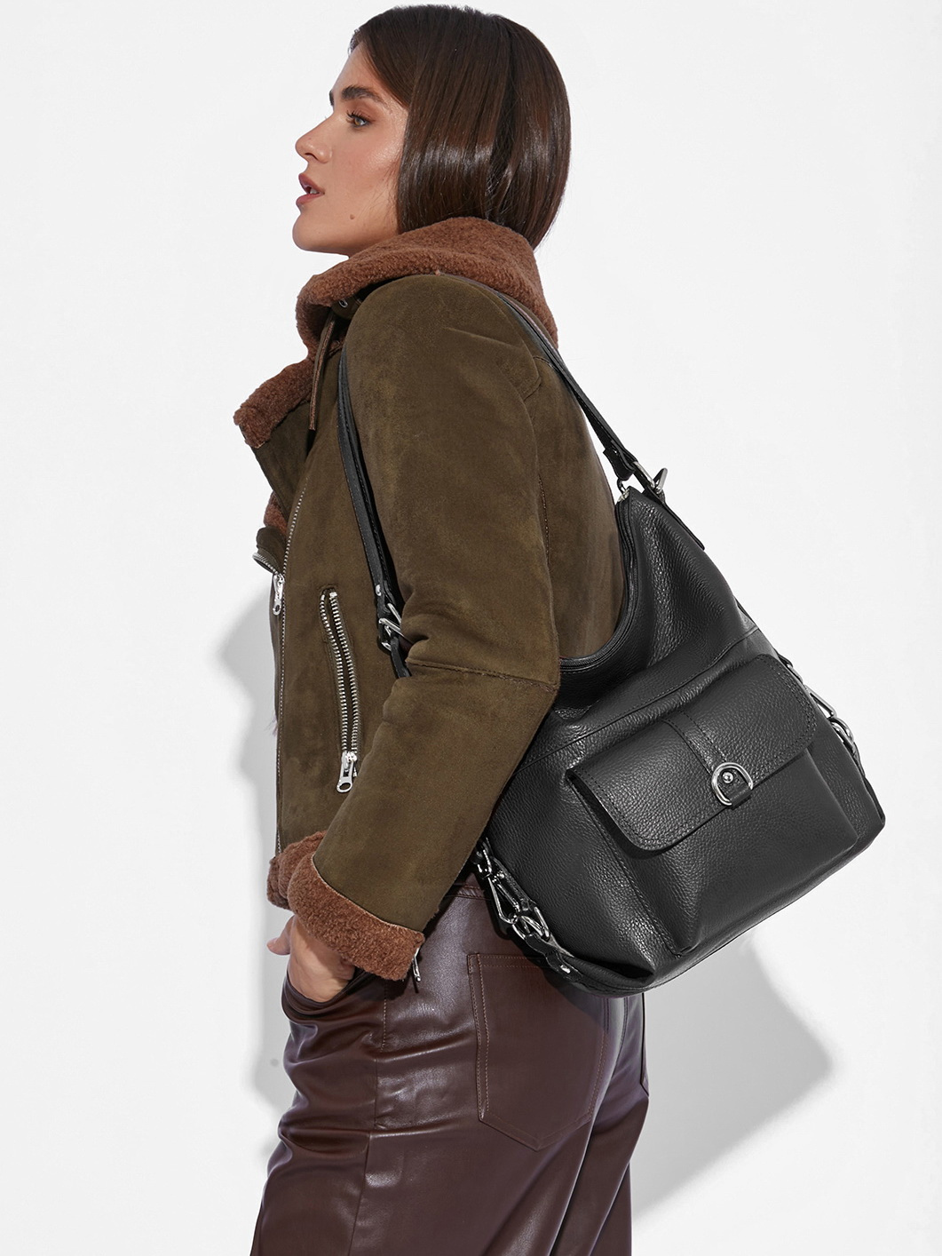 Сумка-рюкзак с пряжкой на внешнем кармане от FOLLE из натуральной кожи черного цвета