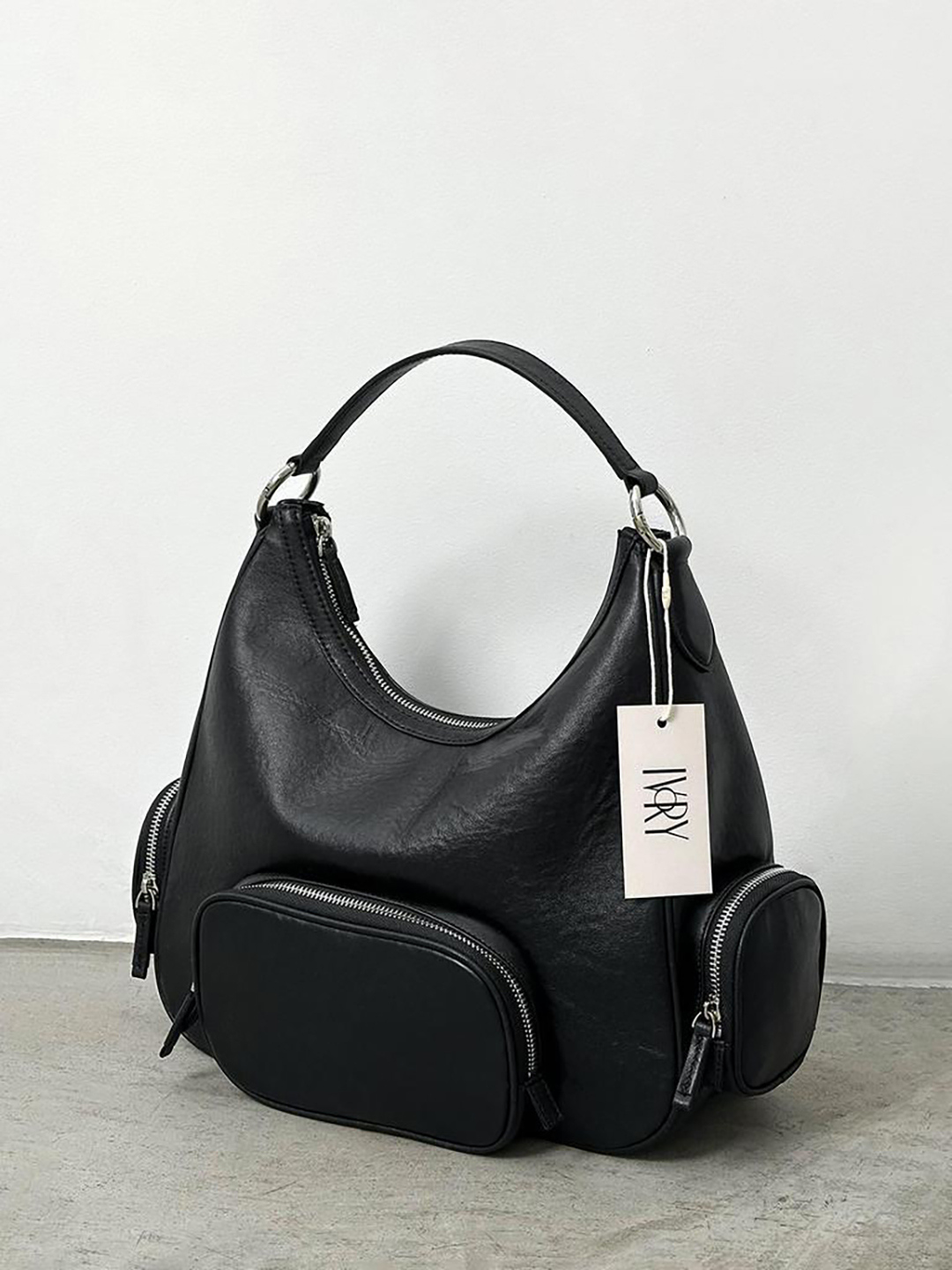 Чёрная сумка-хобо с двумя боковыми карманами от IVORY